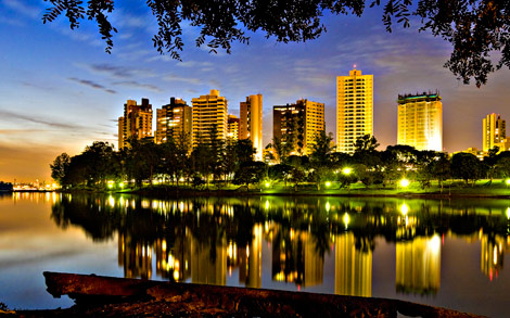 Londrina, lago igapó a noite. Fonte: Tribuna FM.